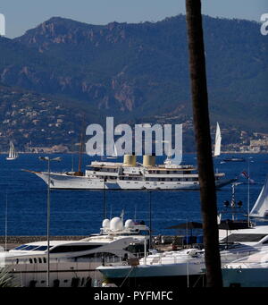 AJAXNETPHOTO. 2018. CANNES, FRANCE. - COTE D'AZUR RESORT - LOOKING WEST ACROSS THE BAY OF CANNES WITH THE LUXURY YACHT TALITHA AT ANCHOR AND SUPER YACHTS MOORED IN PORT PIERRE CANTO MARINA FOREGROUND. PHOTO:JONATHAN EASTLAND/AJAX REF:GX8 180310 716 Stock Photo