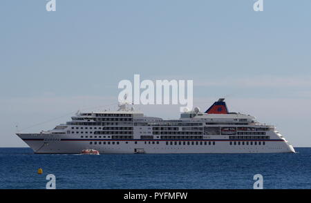 AJAXNETPHOTO. 2018. CANNES, FRANCE. - COTE D'AZUR RESORT - THE HAPAG LLOYD CRUISE LINER EUROPA ANCHORED IN THE BAY. PHOTO:JONATHAN EASTLAND/AJAX REF:GX8 180310 777 2 Stock Photo