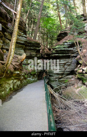 Rock formations along the Witches Gulch walkway, part of the Wisconsin Dells boat tour.  Wisconsin Dells, Wisconsin Stock Photo