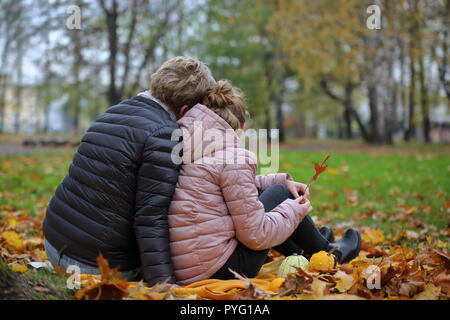 Mãe Menina Brincando Jogo Online Telefone Celular Sentado Sofá Mãe fotos,  imagens de © vk_studio #646519062