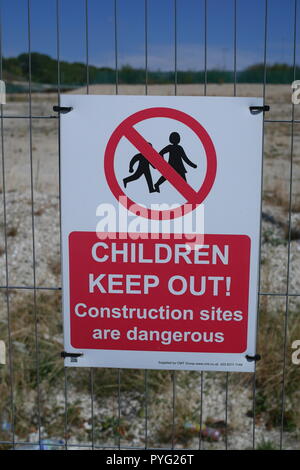 Warning sign on a wire fence: Children Keep Out Construction Sites are Dangerous, Luton, United Kingdom Stock Photo