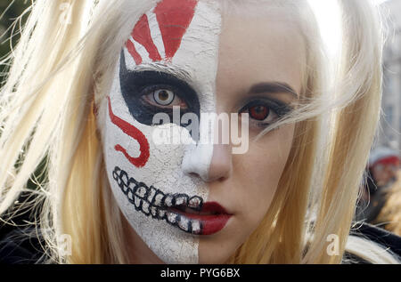 Kiev, Kiev, Ukraine. 27th Oct, 2018. A participant seen dressed in a zombie costumes and make-up during the celebrations.Hundreds of people marched through the streets in Kiev downtown, on the eve of the Halloween zombie celebrations. Credit: Pavlo Gonchar/SOPA Images/ZUMA Wire/Alamy Live News Stock Photo