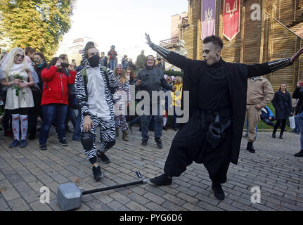 Kiev, Kiev, Ukraine. 27th Oct, 2018. Participants dressed in zombie costumes and make-up are seen performing during the celebrations.Hundreds of people marched through the streets in Kiev downtown, on the eve of the Halloween zombie celebrations. Credit: Pavlo Gonchar/SOPA Images/ZUMA Wire/Alamy Live News Stock Photo