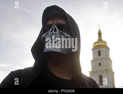 Kiev, Kiev, Ukraine. 27th Oct, 2018. A participant seen dressed in a zombie costumes and make-up during the celebrations.Hundreds of people marched through the streets in Kiev downtown, on the eve of the Halloween zombie celebrations. Credit: Pavlo Gonchar/SOPA Images/ZUMA Wire/Alamy Live News Stock Photo