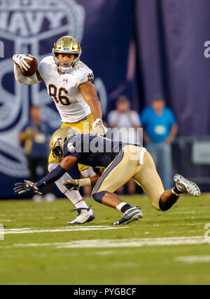 San Diego, California, USA. 27th Oct, 2018. Notre Dame Fighting Irish tight end Alize Mack (86) trying to avoid the tackle against Navy Midshipmen at SDCCU Stadium in San Diego, California. Michael Cazares/Cal Sport Media/Alamy Live News Stock Photo