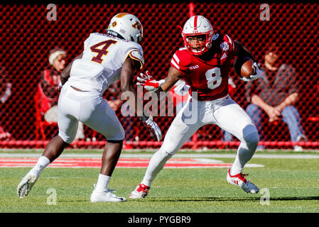 Minnesota defensive back Terell Smith (4), defensive back Phillip ...