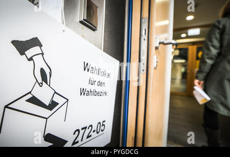 Frankfurt Main, Germany. 28th Oct, 2018. A sign shows the way to the polling station in a primary school for the state election in Hessen. Credit: Frank Rumpenhorst/dpa/Alamy Live News Stock Photo