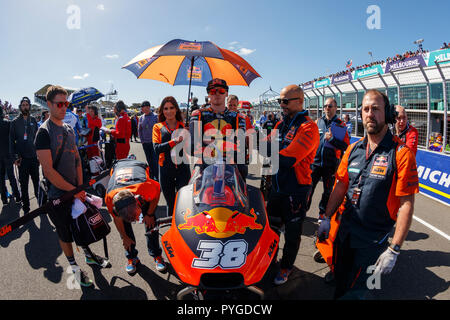 Melbourne, Australia. Sunday, 28 October, 2018. Phillip Island, Australia. Race. Bradley Smith (centre) and the Red Bull KTM Factory Racing Team on the grid prior to the start of Sunday's grand prix. Credit: Russell Hunter/Alamy Live News Stock Photo