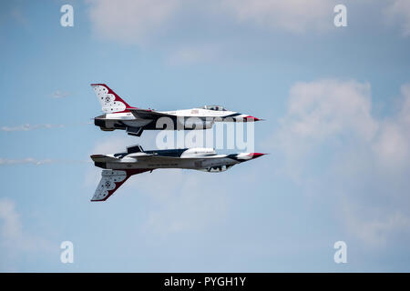 US Airforce Thunderbirds performing a Reflection Pass Stock Photo
