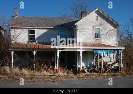 Old abandoned two-story wooden house in rural Virginia, USA Stock Photo