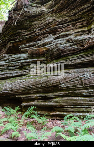 Rock formations along the Witches Gulch walkway, part of the Wisconsin Dells boat tour.  Wisconsin Dells, Wisconsin Stock Photo