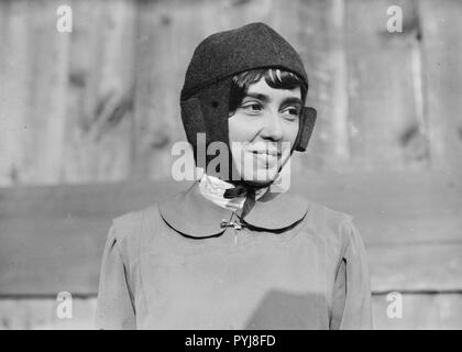 Photo shows Helene Dutrieu (1877-1961), Belgian aviator, cyclist, ambulance driver and hospital director ca. 1911 Stock Photo