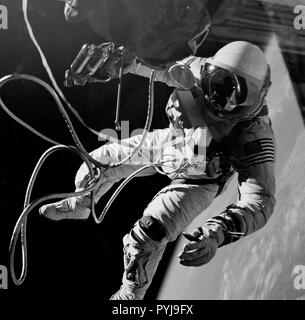(3 June 1965) --- Astronaut Edward H. White II, pilot of the Gemini IV four-day Earth-orbital mission, floats in the zero gravity of space outside the Gemini IV spacecraft.