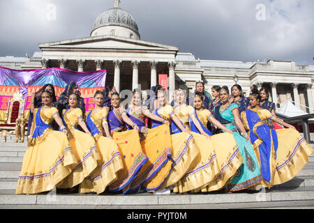 london uk 28th october 2018 indian performers of the mass ghoomar dance in traditional costumes pose at the diwali festival in trafalgar square diwali traditionally symbolises joy love reflection resolution forgiveness light and knowledge and represents the victory of good over evil and light over darkness credit amer ghazzalalamy live news pyjt0m