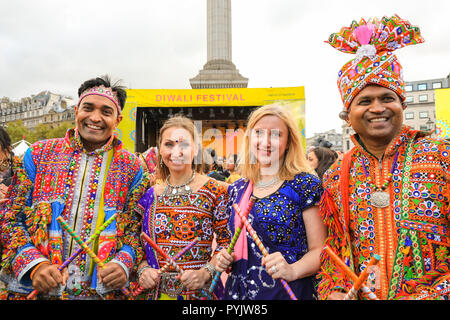Trafalgar Square, London, UK, 28th Oct 2018. The Ghoomar Dance, a  traditional folk dance from Rajastan, is performed by 120 performers from all over London. Diwali, the Hindu, Sikh and Jain festival of lights, is celebrated in London’s Trafalgar Square with dance and music performances,crafts, workshops, food and stalls. Credit: Imageplotter News and Sports/Alamy Live News Stock Photo