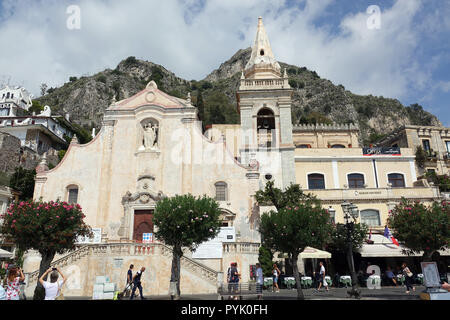 Taormina, Italy. 09th Sep, 2018. The church of San Giuseppe in Piazza IX, Aprile and Corso Umberto. San Giuseppe was built at the end of the 17th century in baroque style. In its façade there is a large portal in Taormina marble of different colours. Credit: Alexandra Schuler/dpa/Alamy Live News Stock Photo