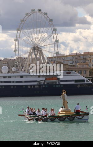 Malaga, Spain. 28 October 2018.  This Sunday, the Glorias Grouping celebrated its annual rosary in the Cathedral, presided over by the Virgen del Carmen of El Palo. The image has arrived by boat and will return to its original destination in a jabega also by the sea. Credit: Lorenzo Carnero/ZUMA Wire/Alamy Live News Stock Photo