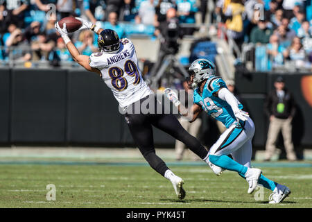 Baltimore Ravens tight end Mark Andrews (89) gets relief from the heat next  to a water