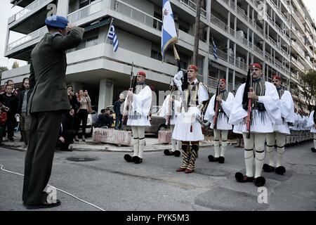 Thessaloniki, Greece. 28th Oct, 2018. Members of Presidential Guard, known as 'Evzones' are seen preparing for the military parade of the WWII Anniversary of No.The Greek military prepares for the annual military parade for celebrating Greece's National 'Oxi' (No) Day, commemorating Greece's refusal to accept the ultimatum advanced by fascist Italy in 1940 during World War II. Credit: Giorgos Zachos/SOPA Images/ZUMA Wire/Alamy Live News Stock Photo
