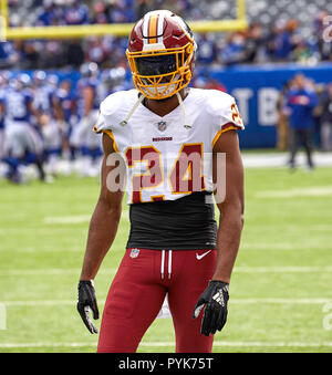 East Rutherford, New Jersey, USA. 28th Oct, 2018. New York Giants wide  receiver Odell Beckham (13) is defended by Washington Redskins cornerback  Josh Norman (24) during NFL action between the Washington Redskins