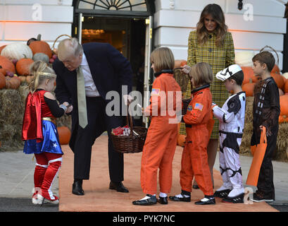 Washington, District of Columbia, USA. 28th Oct, 2018. United States President Donald J. Trump and First Lady Melania Trump welcome trick-or-treaters to the White House for Halloween festivities, October 28, 2018, in Washington, DC. Credit: Mike Theiler/Pool via CNP Credit: Mike Theiler/CNP/ZUMA Wire/Alamy Live News Stock Photo