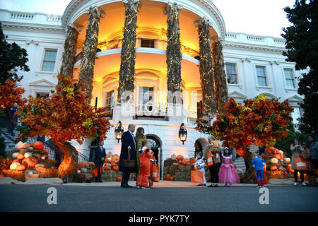 Washington, DC. 28th Oct, 2018. United States President Donald J. Trump and First Lady Melania Trump welcome trick-or-treaters to the White House for Halloween festivities, October 28, 2018, in Washington, DC. Credit: Mike Theiler/Pool via CNP | usage worldwide Credit: dpa/Alamy Live News Stock Photo