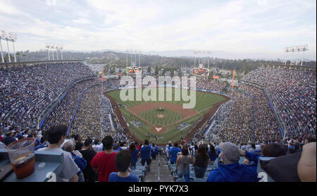 Los Angeles, CALIFORNIA, USA. 28th Oct, 2018. LOS ANGELES, CA - OCTOBER 28: Game five of the World Series between Los Angles Dodgers vs Boston Red Sox is under way at at Dodger Stadium on October 28, 2018 in Los Angeles, California.ARMANDO ARORIZO Credit: Armando Arorizo/Prensa Internacional/ZUMA Wire/Alamy Live News Stock Photo