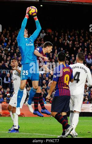 Barcelona, Spain. 28th Oct, 2018. Real Madrid's goalkeeper Thiubut Courtois (2nd L) catches the ball after a Spanish league match between FC Barcelona and Real Madrid in Barcelona, Spain, on Oct. 28, 2018. FC Barcelona won 5-1. Credit: Joan Gosa/Xinhua/Alamy Live News Stock Photo