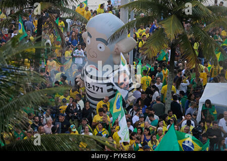 Recife, Brazil. 28th Oct, 2018. Supporters of the extreme right-wing presidential candidate Bolsonaro hold a large inflatable figure of Brazil's ex-president Luiz Inacio Lula da Silva in prison clothes. The right-wing populist has won the presidential election in Brazil. Credit: Fabio Teixeira/dpa/Alamy Live News Stock Photo