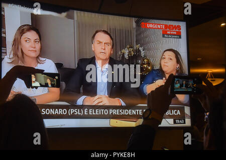 Recife, Brazil. 28th Oct, 2018. Brazilians watch Bolsonaro's speech in a hotel on television. The Brazilians have elected the ultra-right ex-military Bolsonaro as their new president. His followers hope for an end to corruption. His opponents fear an attack on the still young democracy and a wave of hate crimes. Credit: Fabio Teixeira/dpa/Alamy Live News Stock Photo