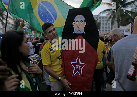 Recife, Brazil. 28th Oct, 2018. A supporter carries a coffin with a picture of ex-president Luiz Inacio Lula da Silva in front of the apartment of right-wing extremist presidential candidate Bolsonaro. The right-wing populist has won the presidential election in Brazil. Credit: Fabio Teixeira/dpa/Alamy Live News Stock Photo