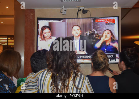 Recife, Brazil. 28th Oct, 2018. Brazilians watch Bolsonaro's speech in a hotel on television. The Brazilians have elected the ultra-right ex-military Bolsonaro as their new president. His followers hope for an end to corruption. His opponents fear an attack on the still young democracy and a wave of hate crimes. Credit: Fabio Teixeira/dpa/Alamy Live News Stock Photo