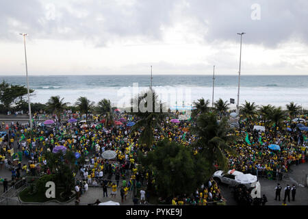 Recife, Brazil. 28th Oct, 2018. Numerous supporters cheer in front of the home of the extreme right-wing presidential candidate Bolsonaro. The right-wing populist has won the presidential election in Brazil. Credit: Fabio Teixeira/dpa/Alamy Live News Stock Photo