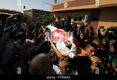 October 29, 2018 - Deir Al-Balah, Gaza Strip, Palestinian Territory - Palestinian mourners carry the bodies of three Palestinian teenagers who were killed in an Israeli air strike on the Gaza Strip during their funeral in Deir el-Balah in central of the Gaza Strip.  (Credit Image: © Ashraf Amra/APA Images via ZUMA Wire) Stock Photo