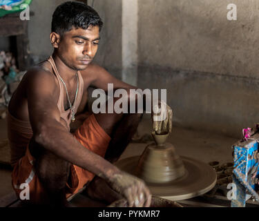 Durgapur, West bengal, India. October 25,2018. A young village potter makes clay pottery in his house at durgapur rural area to be sold in the markets Stock Photo