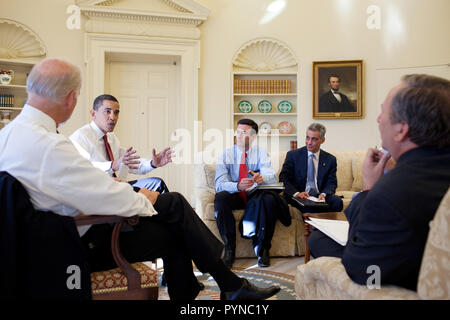 President Barack Obama at the Daily Economic Briefing in the Oval Office with VP Joe Biden, OMB Director Peter Orszag, Chief of Staff Rahm Emanuel and Director of the National Economic Council Larry Summers 1/22/09. Stock Photo
