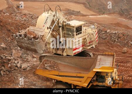 Terex RH120E Hydraulic face shovel loading rock at Lafarge's Mountsorrel Quarry in Leicestershire. Stock Photo