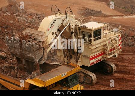 Terex RH120E Hydraulic face shovel loading rock at Lafarge's Mountsorrel Quarry in Leicestershire. Stock Photo