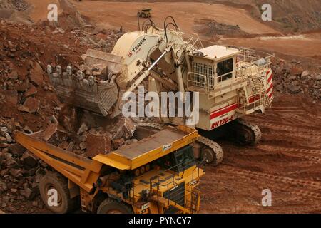 Terex RH120E Hydraulic face shovel loading rock at Lafarge's Mountsorrel Quarry in Leicestershire. Stock Photo