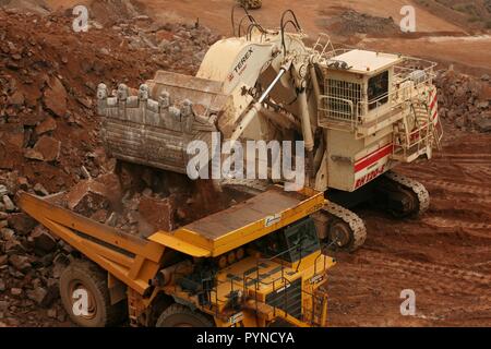 Terex RH120E Hydraulic face shovel loading rock at Lafarge's Mountsorrel Quarry in Leicestershire. Stock Photo