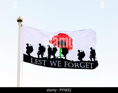Lest We Forget, banner, flag, remembrance, red, poppy, soldiers, armed, army, England, UK Stock Photo