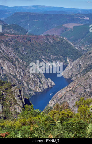 Valley of the Río Sil viewed from Mirador de Cabezoás with a tourist boat on the river. Near Parada de Sil, Galicia, Spain. Stock Photo