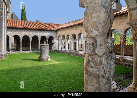 Cloister of the Cathédrale Sainte-Marie / Cathédrale Notre-Dame de Saint-Bertrand-de-Comminges cathedral, Haute-Garonne, Pyrenees, France Stock Photo