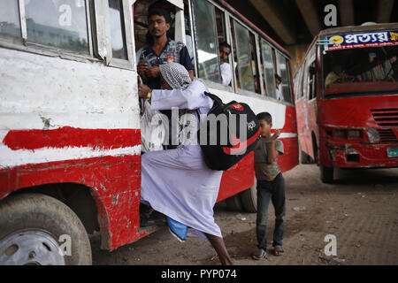 Dhaka, Bangladesh. 29th Oct, 2018. A commuter hops on the last local bus early in the morning on the second day of a Transport strike. Transport workers started a 48 hour strike across the country as they demand amendments to the recently passed Road Transport Act-2018 which threw normal life out of gear across the country. Credit: MD Mehedi Hasan/ZUMA Wire/Alamy Live News Stock Photo