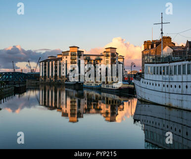 The Shore, Leith, Edinburgh, Scotland, United Kingdom, 29th October 2018. UK Weather: Fading light on a sunny Autumn day reflected off buildings next to the Water of Leith riverbank with reflections of the buildings in the still river Stock Photo