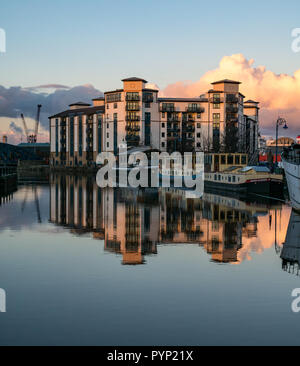 The Shore, Leith, Edinburgh, Scotland, United Kingdom, 29th October 2018. UK Weather: Fading light on a sunny Autumn day reflected off buildings next to the Water of Leith riverbank with reflections of the buildings in the still river Stock Photo