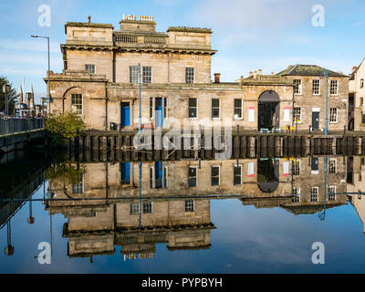 The Shore, Leith, Edinburgh, Scotland, United Kingdom. 30th Oct, 2018. UK Weather: Sunshine on Leith creates colourful reflections of the old riverside buildings along the Water of Leith river. Leith Custom House reflected in the water Stock Photo