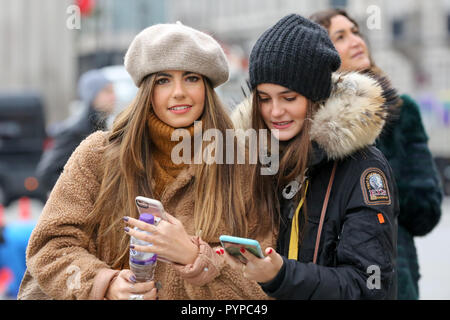 Trafalgar Square, London, UK. 30th Oct, 2018. Tourists wrapped up warm on a cold October morning in London. Credit: Dinendra Haria/Alamy Live News Stock Photo