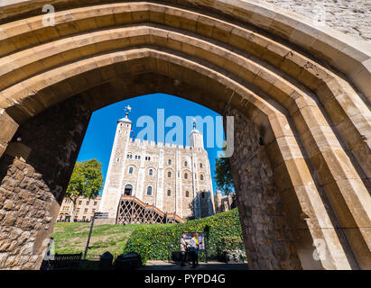 Gateway to Innermost Ward, With White Tower View, Tower of London, London, England, UK, GB.