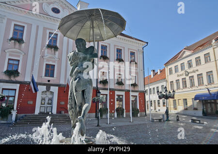 The Kissing Students' sculpture and fountain, Town Hall Square (Raekoja plats), Tartu, Estonia Stock Photo